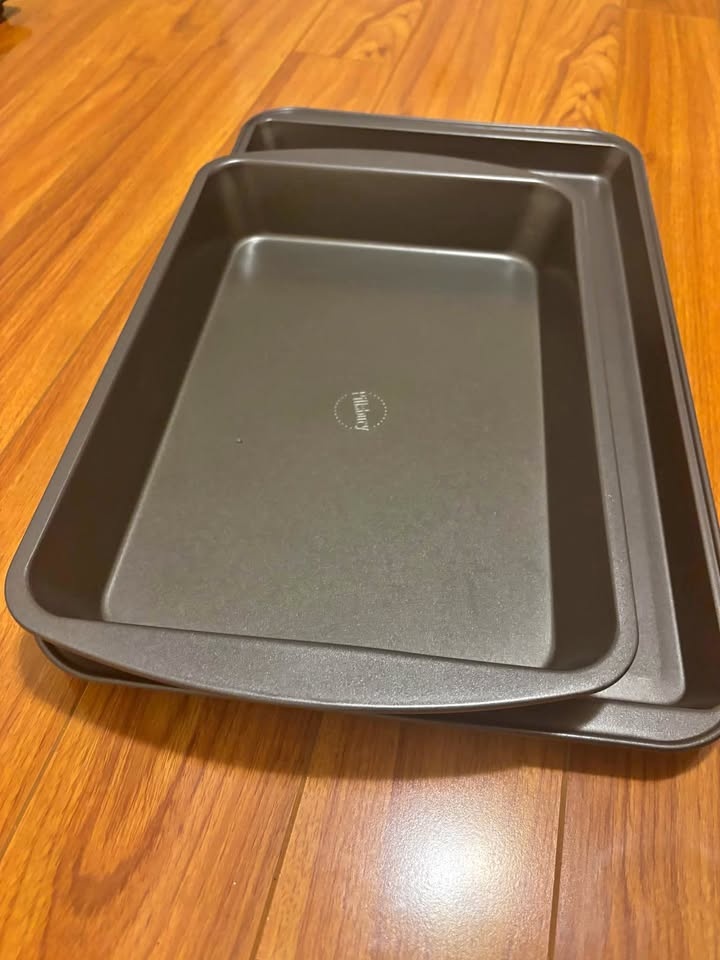 Baking trays brand new. Never used