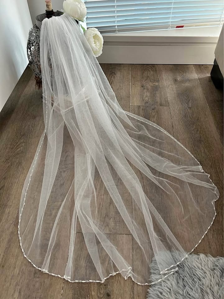 Pearl beaded Veil Soft white