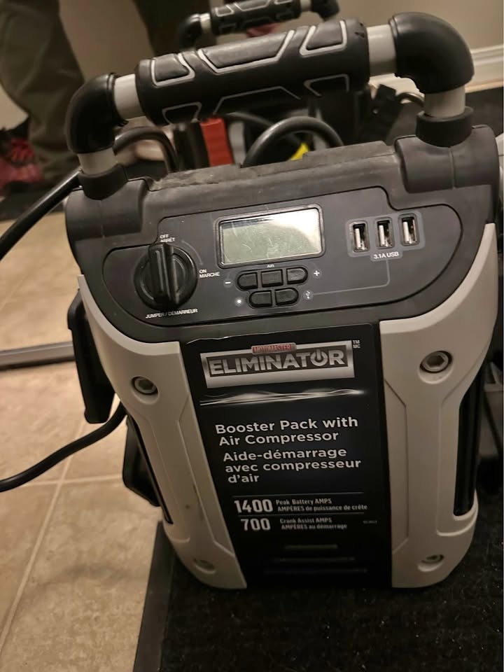 Motomaster Eliminator Booster Pack w/ Air