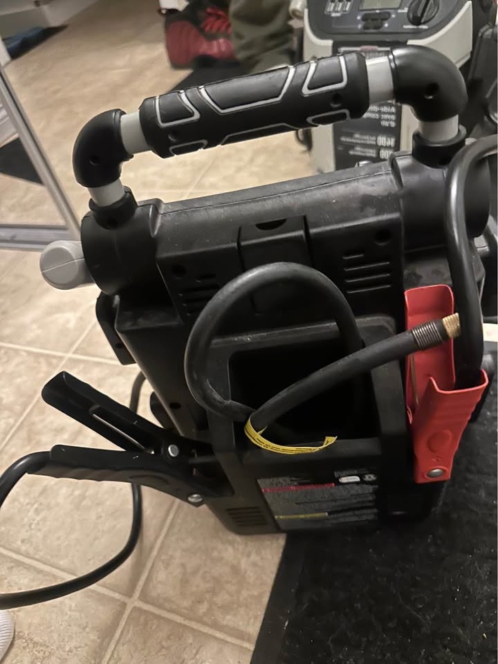 Motomaster Eliminator Booster Pack w/ Air - photo 2