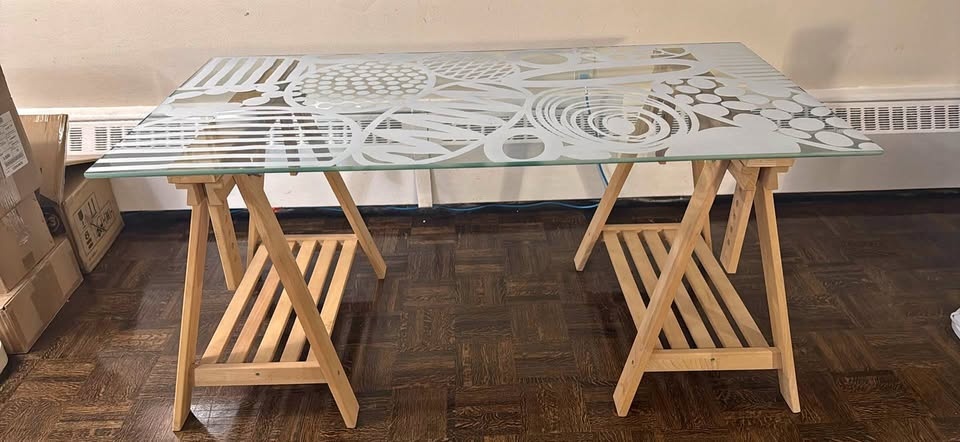 DESK - ADJUSTABLE HEIGHT