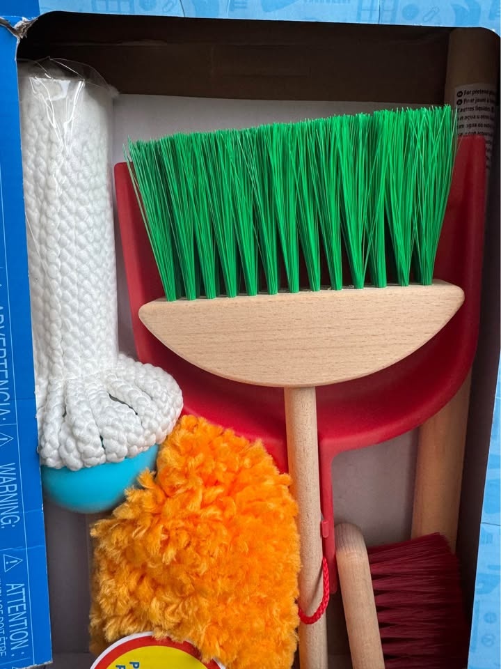 BNIB Melissa & Doug Dust! Sweep! Mop! Cleaning Play Set - photo 3