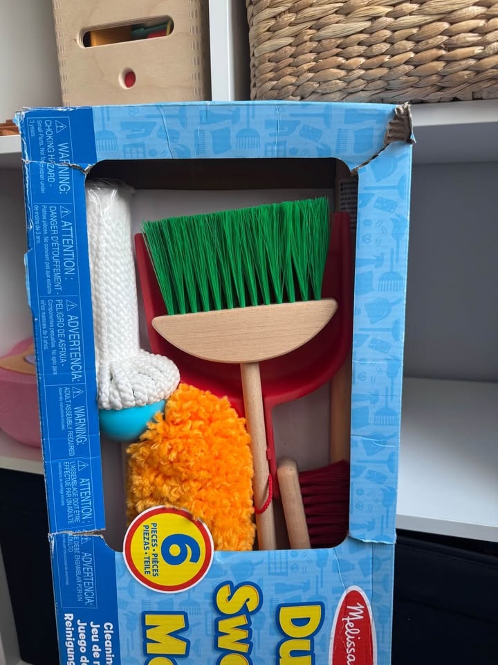 BNIB Melissa & Doug Dust! Sweep! Mop! Cleaning Play Set - photo 4
