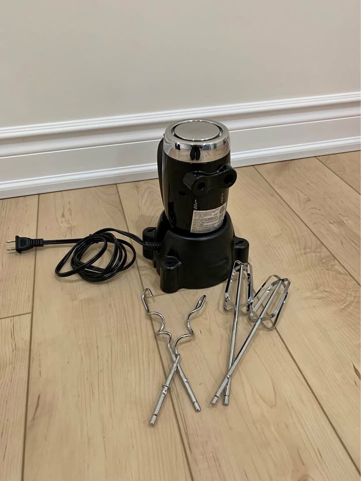 Betty Crocker 7-Speed Hand Mixer with Beaters and Dough Hooks