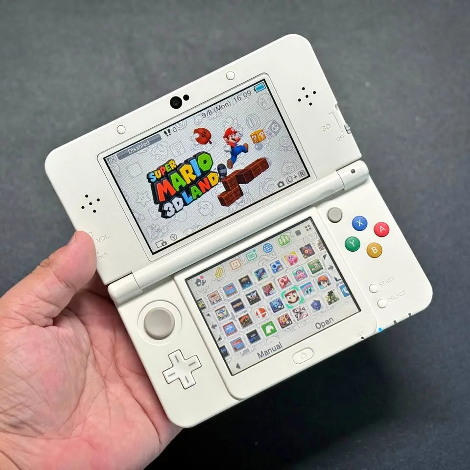New Nintendo 3DS – White w/ Mario Cover Plate thumbnail