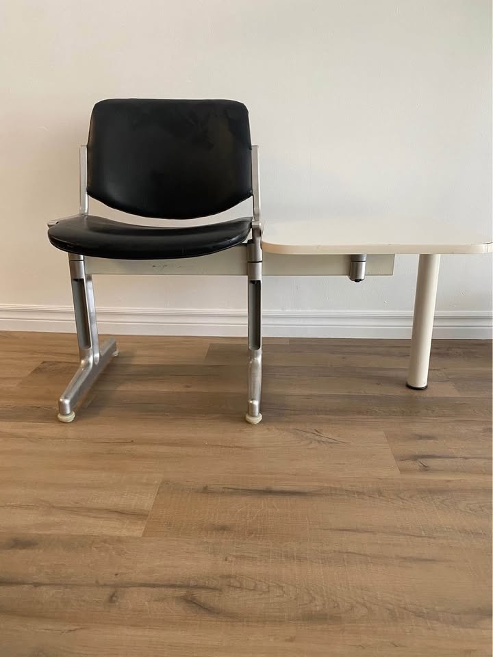 Castelli single chair with side table