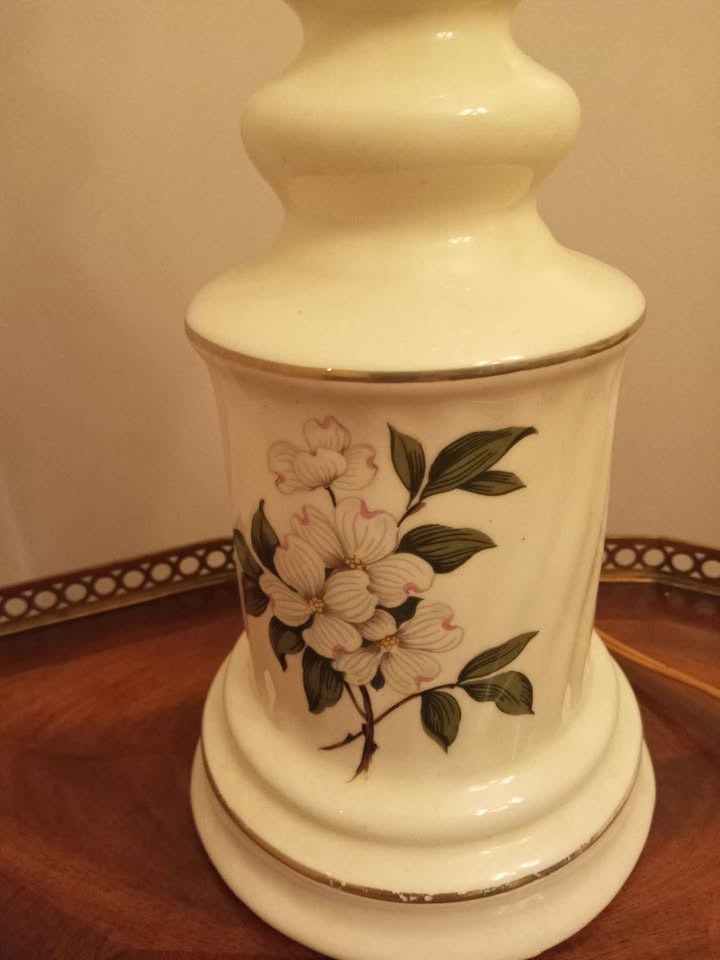 Vintage Victorian Style Porcelain Lamp - photo 2
