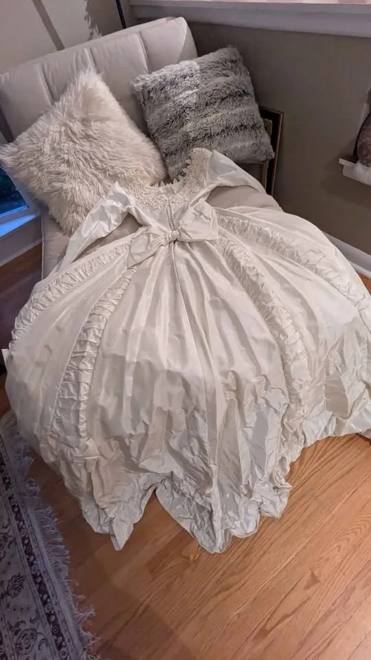 Lovely Handmade Vintage Silk & Beaded Lace Wedding Dress image indicator(2)