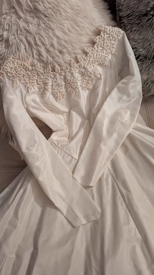 Lovely Handmade Vintage Silk & Beaded Lace Wedding Dress image indicator(5)