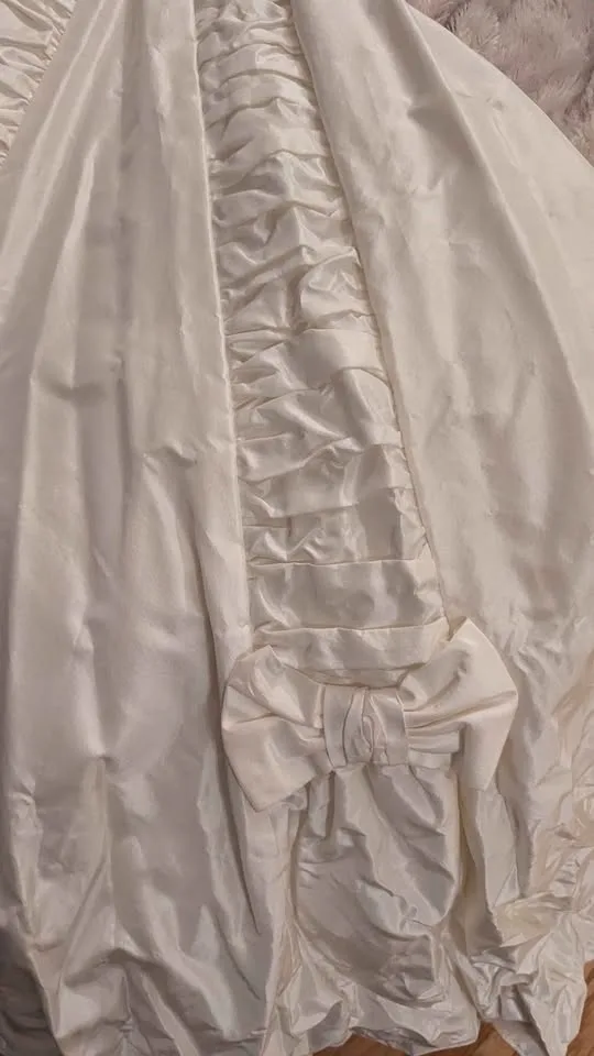 Lovely Handmade Vintage Silk & Beaded Lace Wedding Dress image indicator(7)