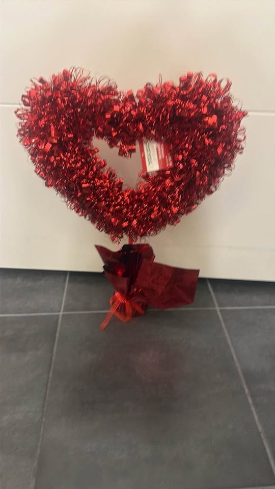 Valentine’s Day Tinsel Heart Topiary - photo 3