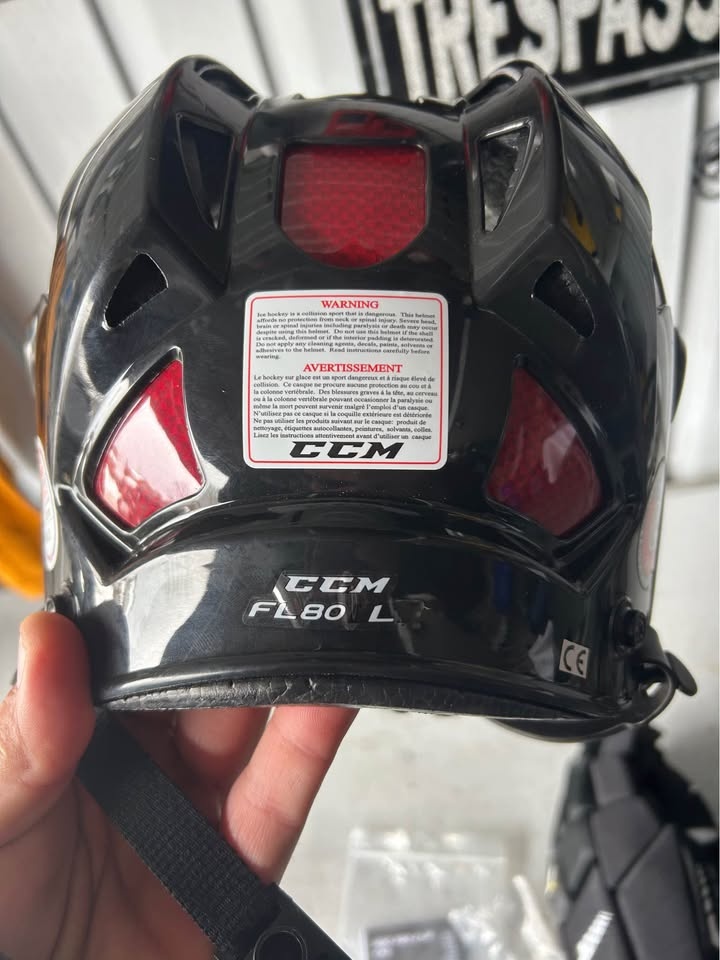 BRAND NEW Hockey gloves and helmet - photo 4