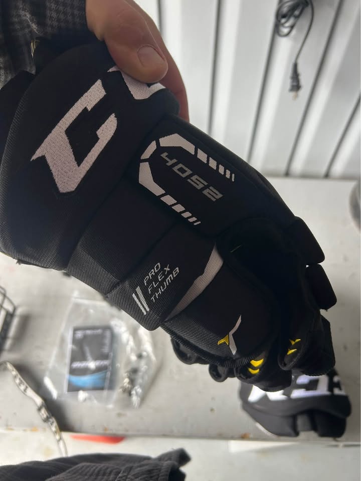 BRAND NEW Hockey gloves and helmet - photo 5
