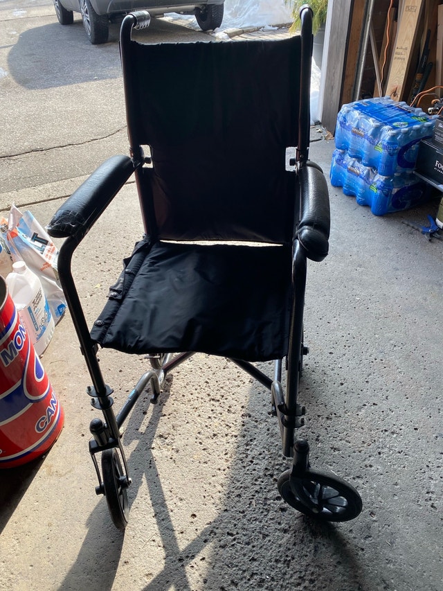 Transporter Wheelchair $15 - photo 4