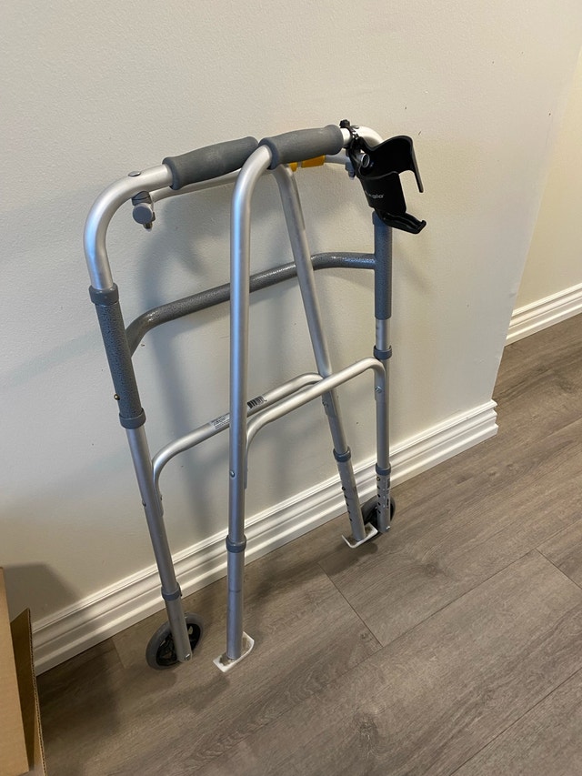 Walker with cup holder $15 - photo 2