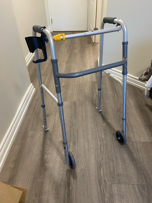 Walker with cup holder $15 - photo 3