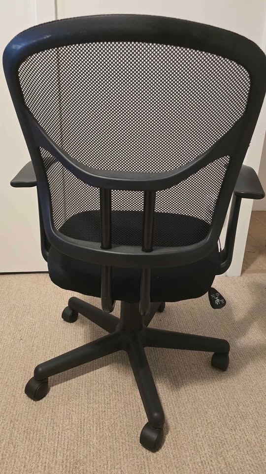Amazon Basics Office Chair - Mesh Back, Swivels - Black - photo 2