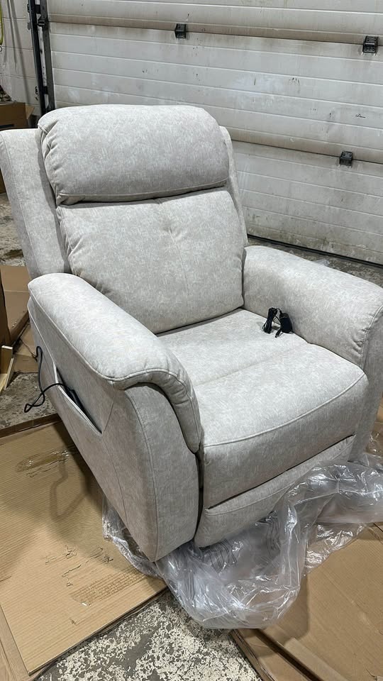 Brand New!! Manual Recliner Chair with Vibration Massage - photo 4