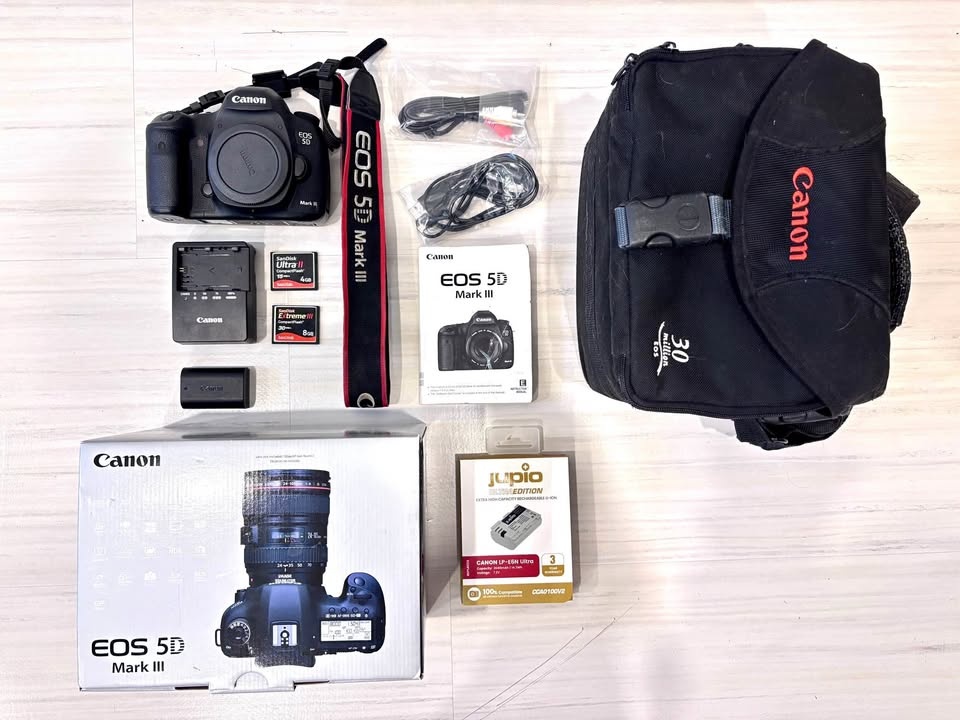 Canon 5D Mark III Body + Accessories