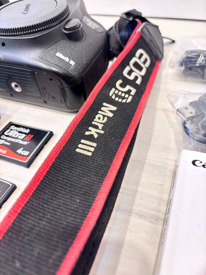 Canon 5D Mark III Body + Accessories - photo 3