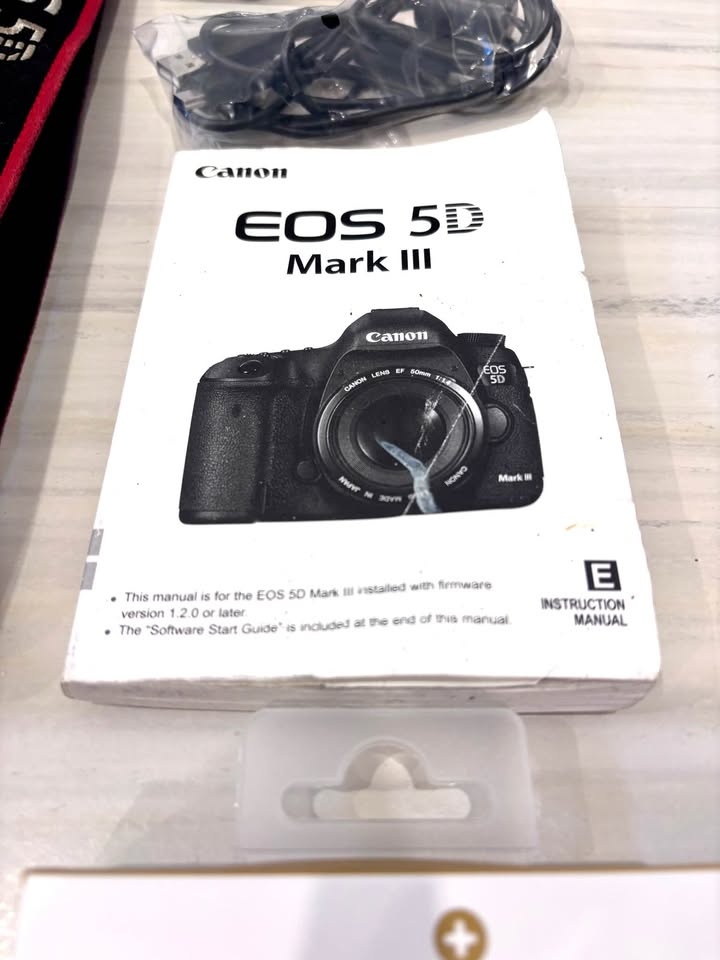 Canon 5D Mark III Body + Accessories - photo 4