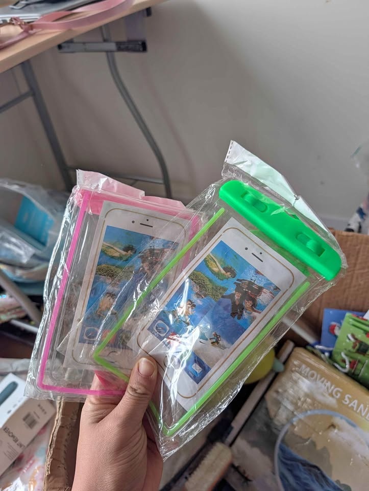 2 Pack Waterproof Phone Pouches Pink & Green