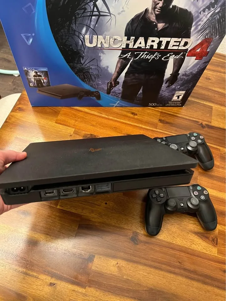 PS4 - 500gb - Mint + 10 games + 2 Controllers image indicator(3)