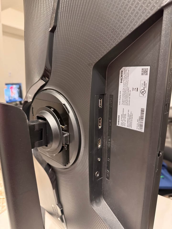 Samsung 27” Odyssey Gaming Monitor - photo 2