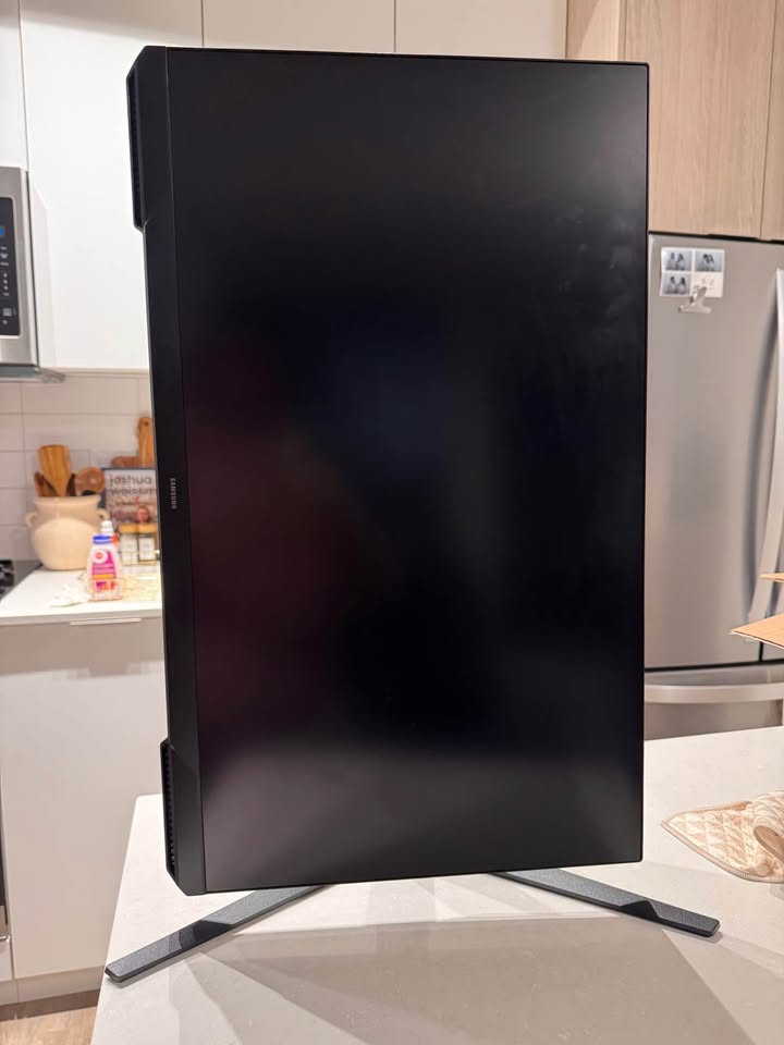 Samsung 27” Odyssey Gaming Monitor - photo 3