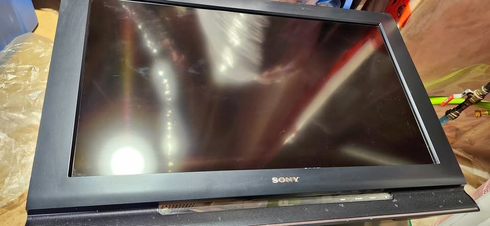 Classic Sony KDL 32" LCD TV - Perfect for Retro Gamers