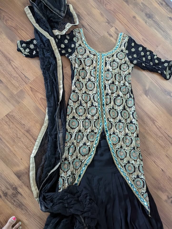 Beautiful heavy embroidery work 3 piece sharara dress - photo 2