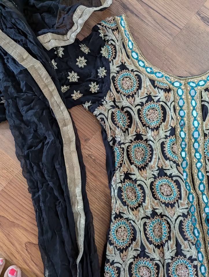 Beautiful heavy embroidery work 3 piece sharara dress - photo 3