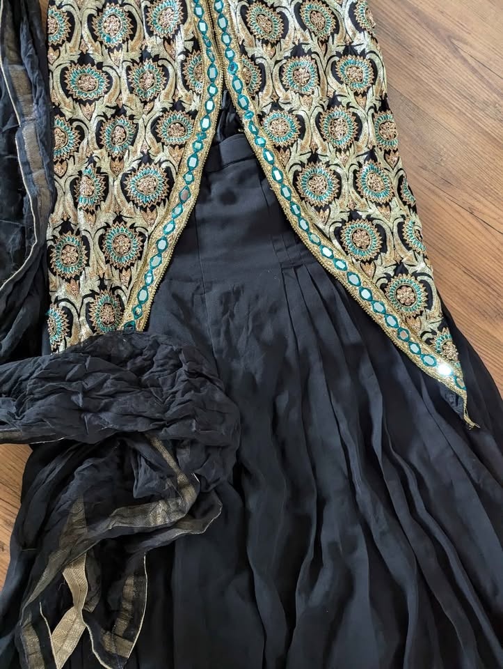 Beautiful heavy embroidery work 3 piece sharara dress - photo 4