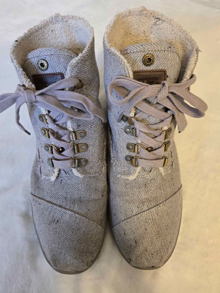 TOMS Grey High-Top Lace-Up Boots with Sherpa Lining - photo 2