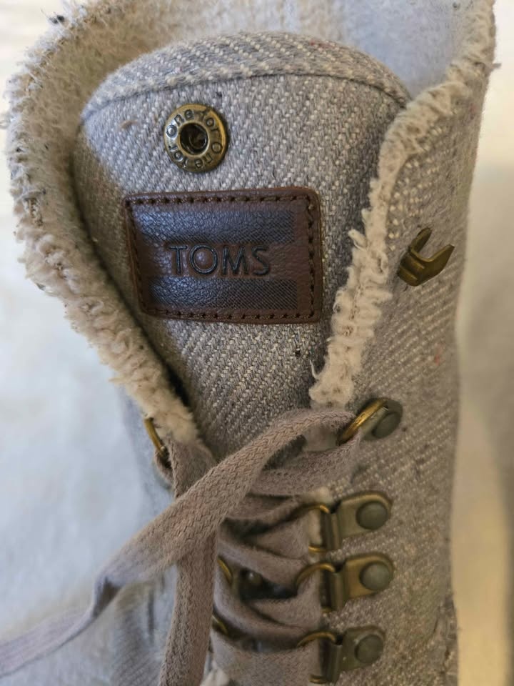 TOMS Grey High-Top Lace-Up Boots with Sherpa Lining - photo 4