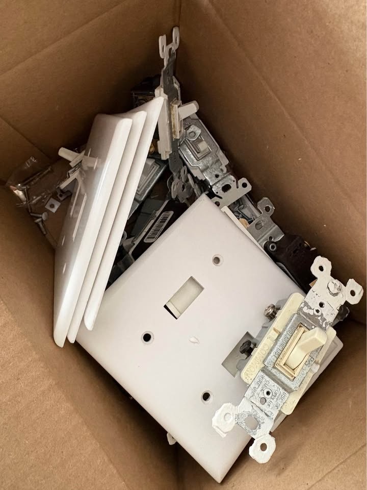 15 Toggle Light Switches + 10 Wall Plates - photo 2