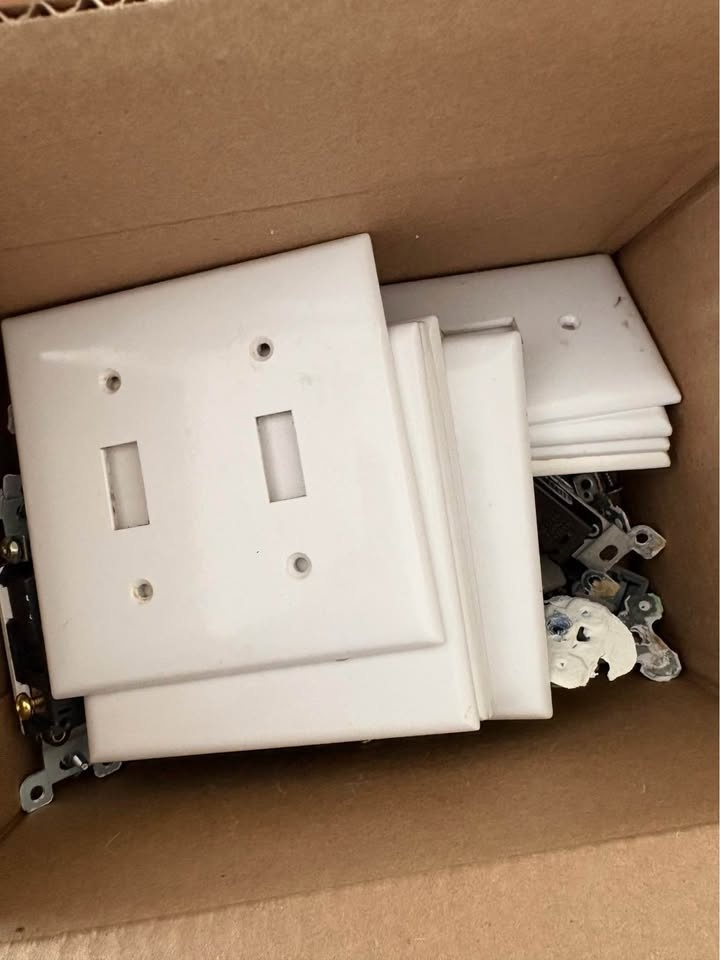 15 Toggle Light Switches + 10 Wall Plates - photo 4