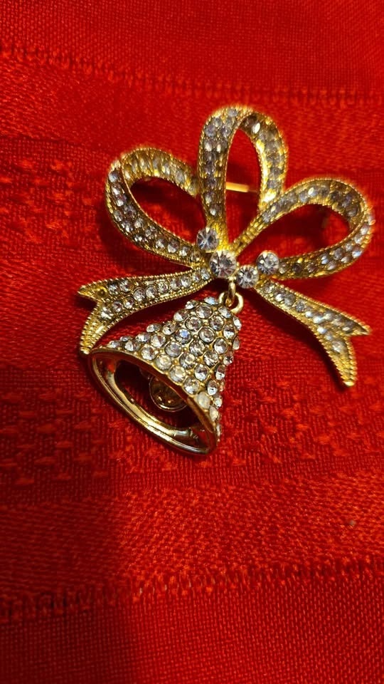 Gold-tone Rhinestone Bell and Bow Pin - photo 4