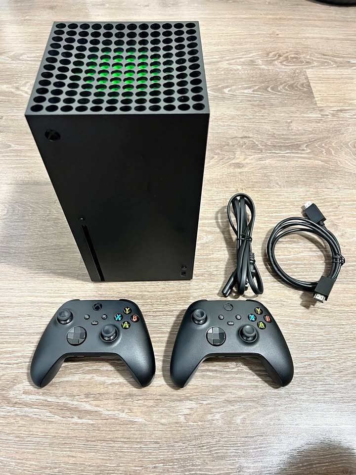 Xbox Series X 1TB + 2 Controllers - Excellent Condition