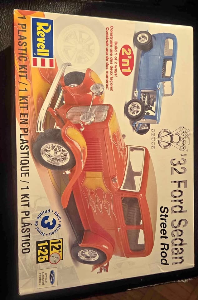 🥕📸 Revell '32 Ford Sedan Street Rod 2 in 1 Plastic Model Kit