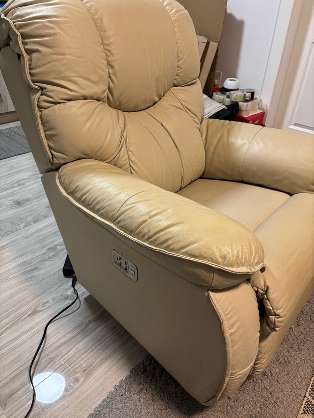 Lazy Boy Recliner with Multiple Functions for Back Support - photo 3