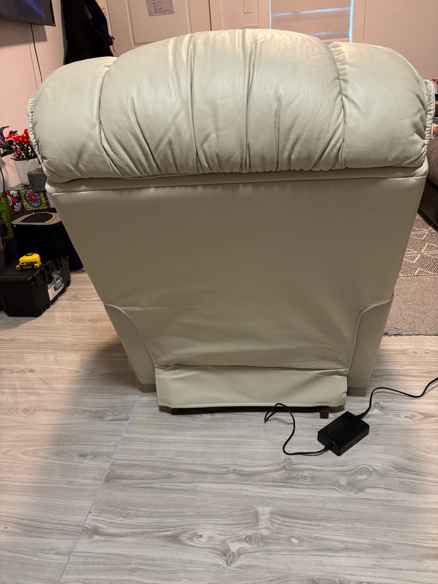 Lazy Boy Recliner with Multiple Functions for Back Support - photo 4