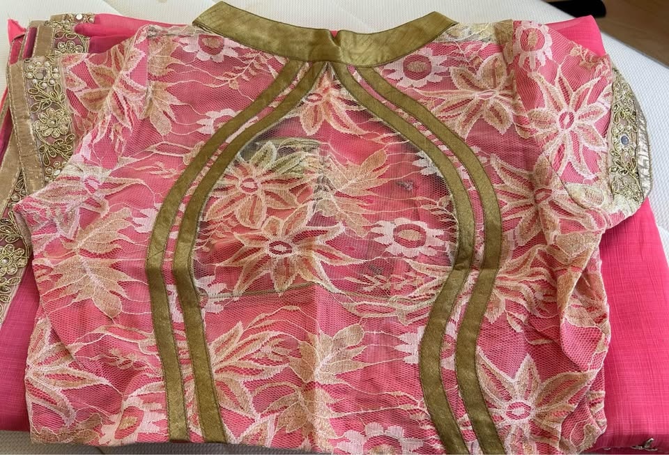 Gently used beautiful traditional Saree with designer blouse - photo 2