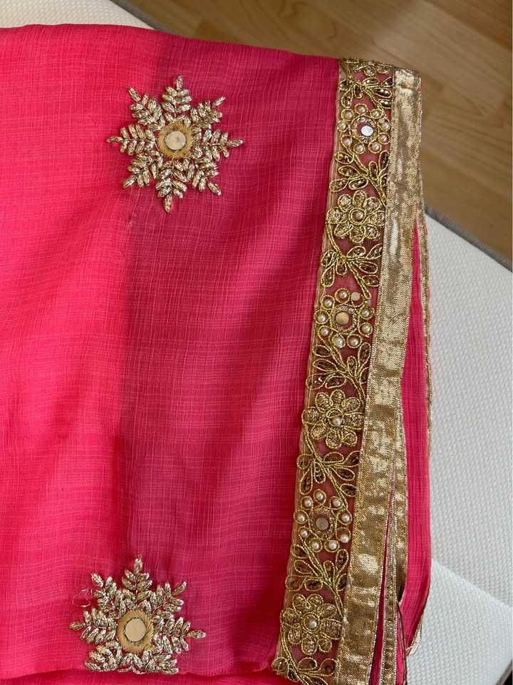 Gently used beautiful traditional Saree with designer blouse - photo 4