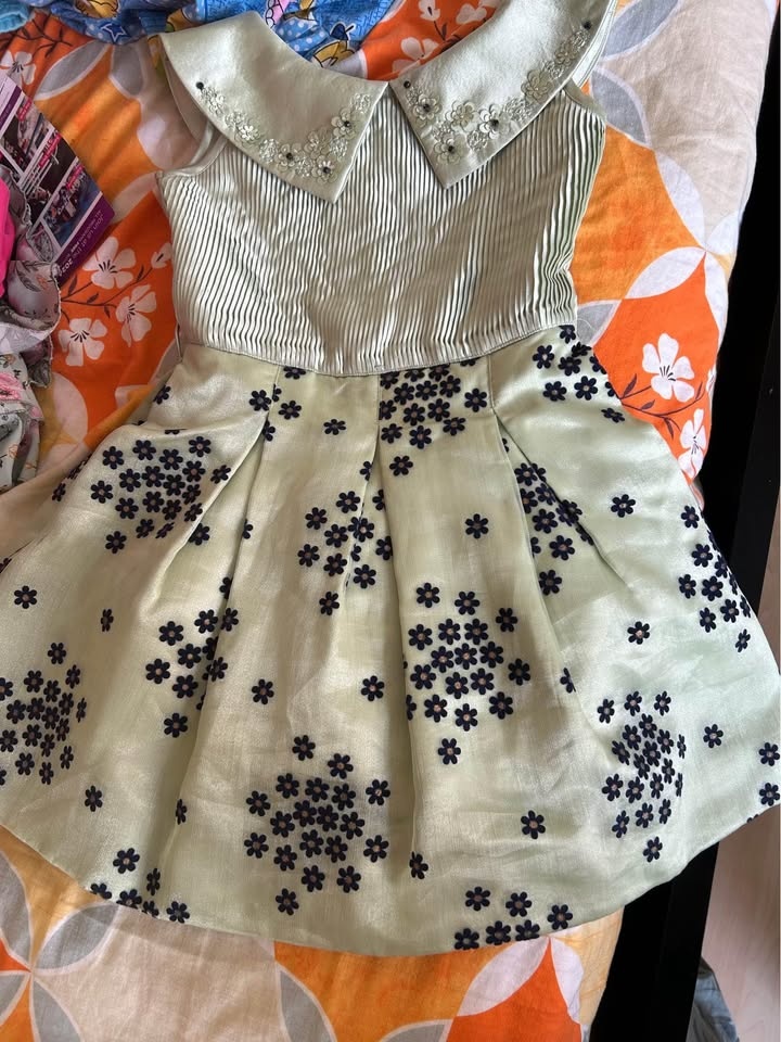 Girls party frock size 4-5 year - photo 3