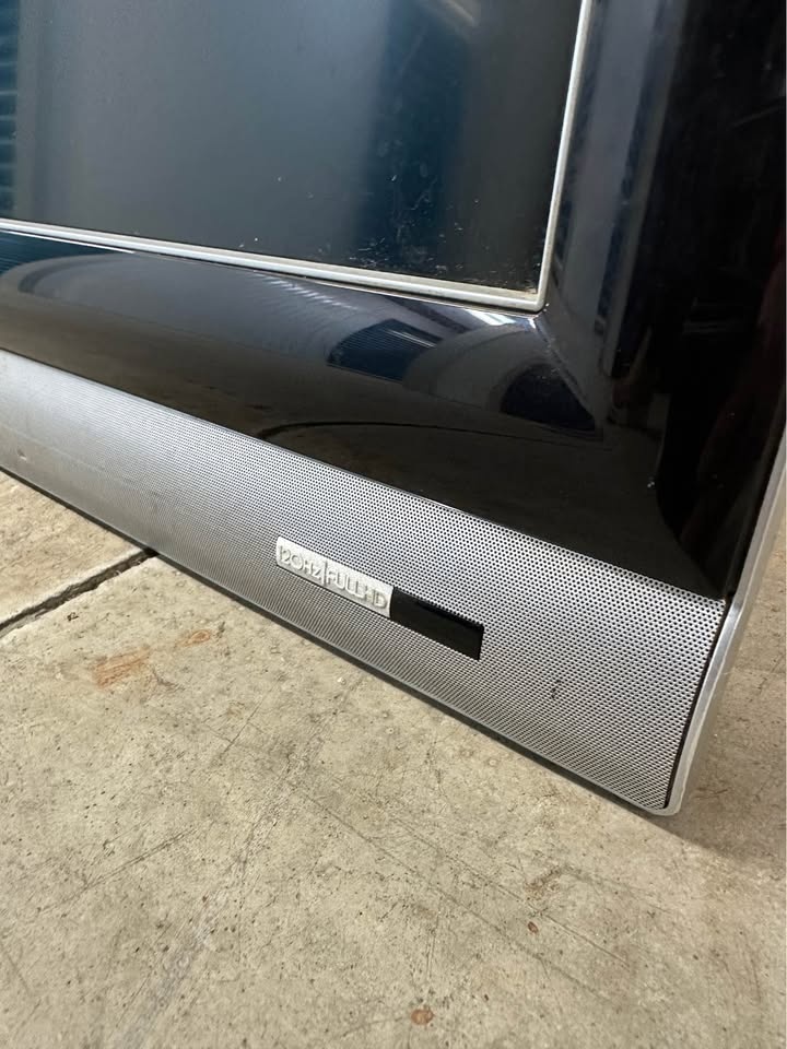 Vizio 42-inch TV - photo 2