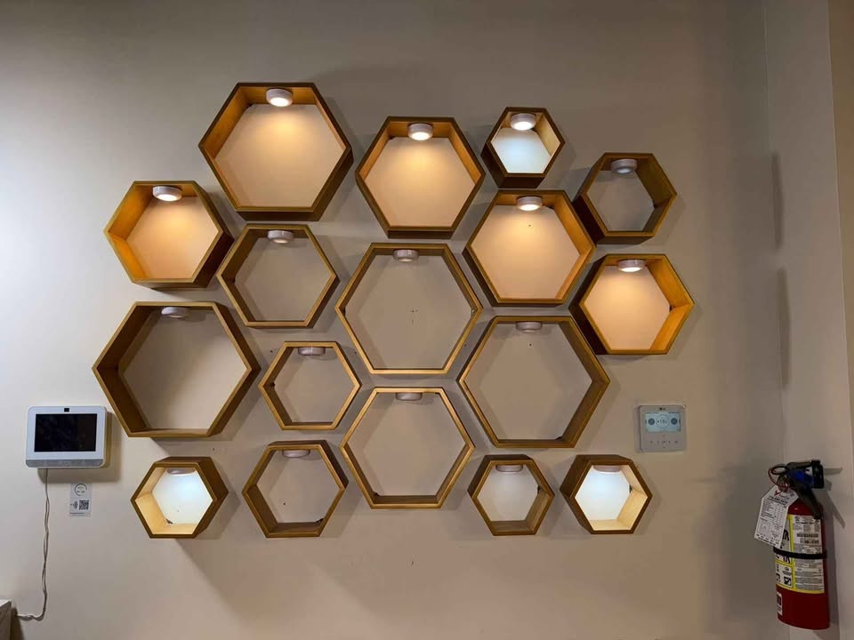Honeycomb shelves with lights $6 each - photo 2