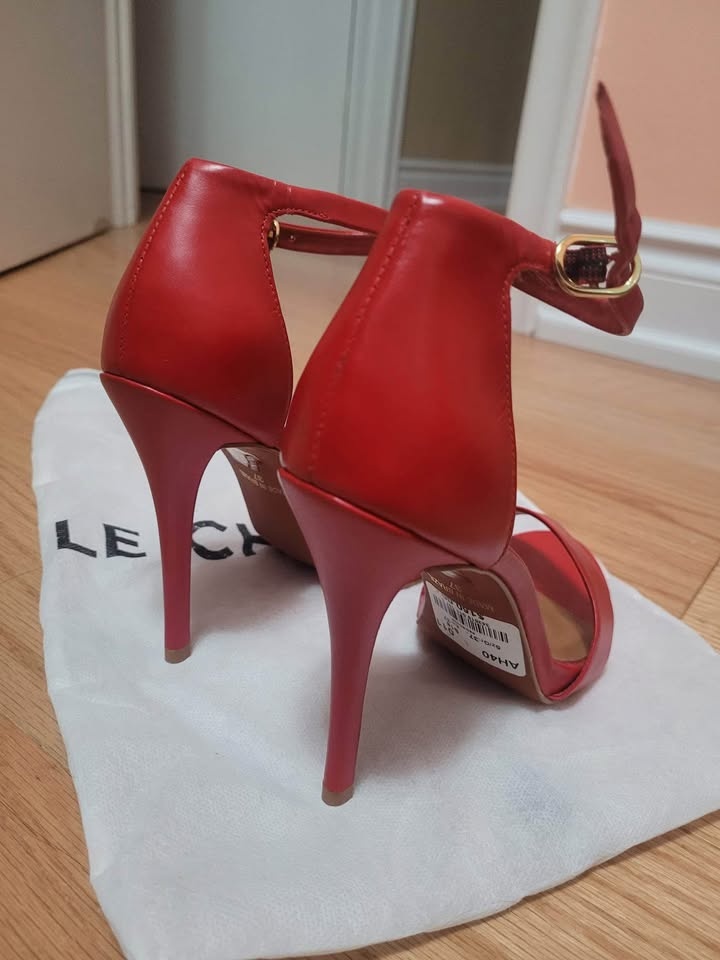 Red Le Château Heels (Size: 7) - photo 2