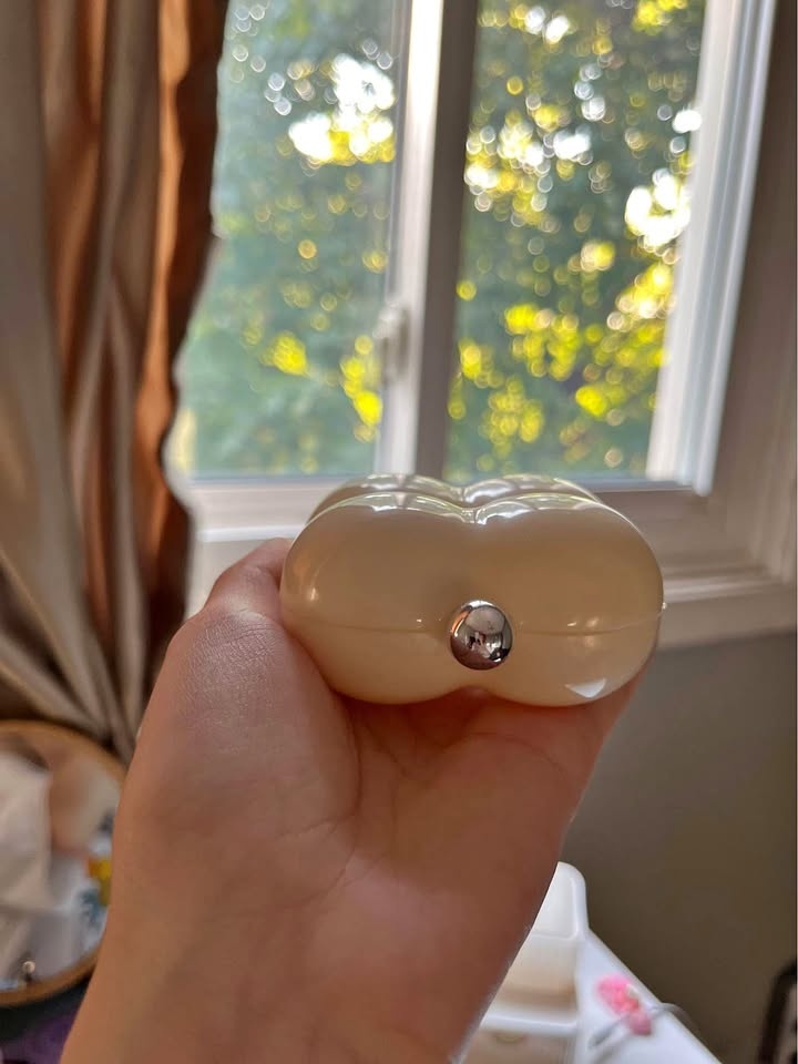 Compact white jewelry holder