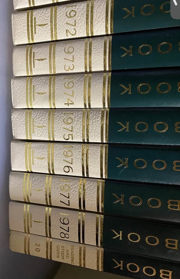 13 Vintage World Year Book Encyclopedia Set 1964-1978 - photo 3